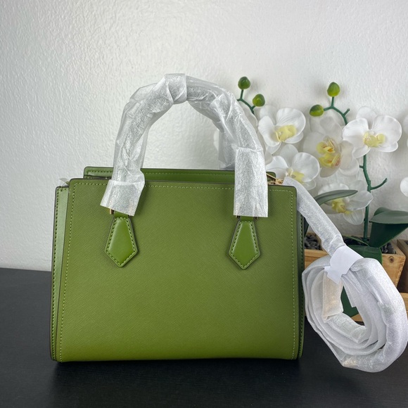 Michael Kors Hope Medium Messenger - Picture 6 of 10